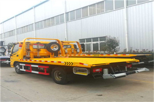 西沙群岛附近拖车救援搭电