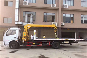 西沙群岛附近汽车轮胎更换